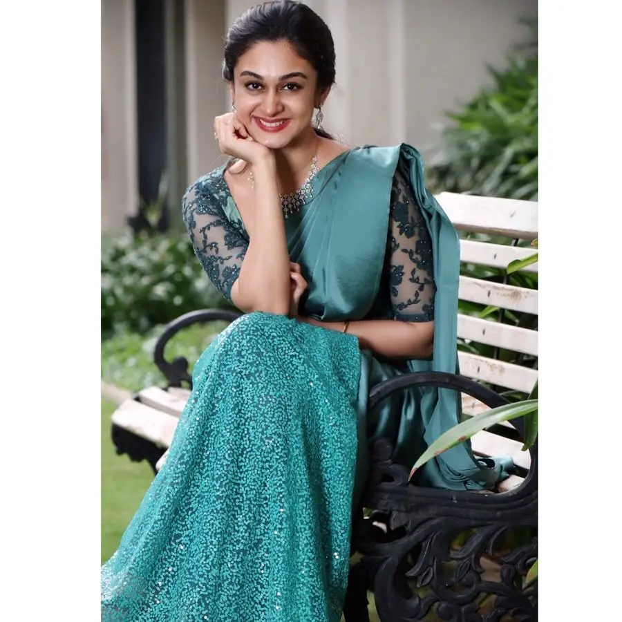 INDIAN GIRL AISHWARYA ARJUN IN TRADITIONAL GREEN SAREE BLOUSE